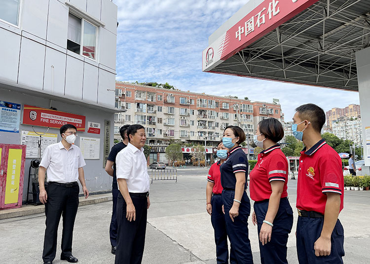 银河娱乐集团
董事长黄久长到加油站检查工作。孙艳玲 摄