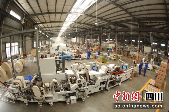 开足马力加速生产，全力抗疫保供。孙艳玲 摄