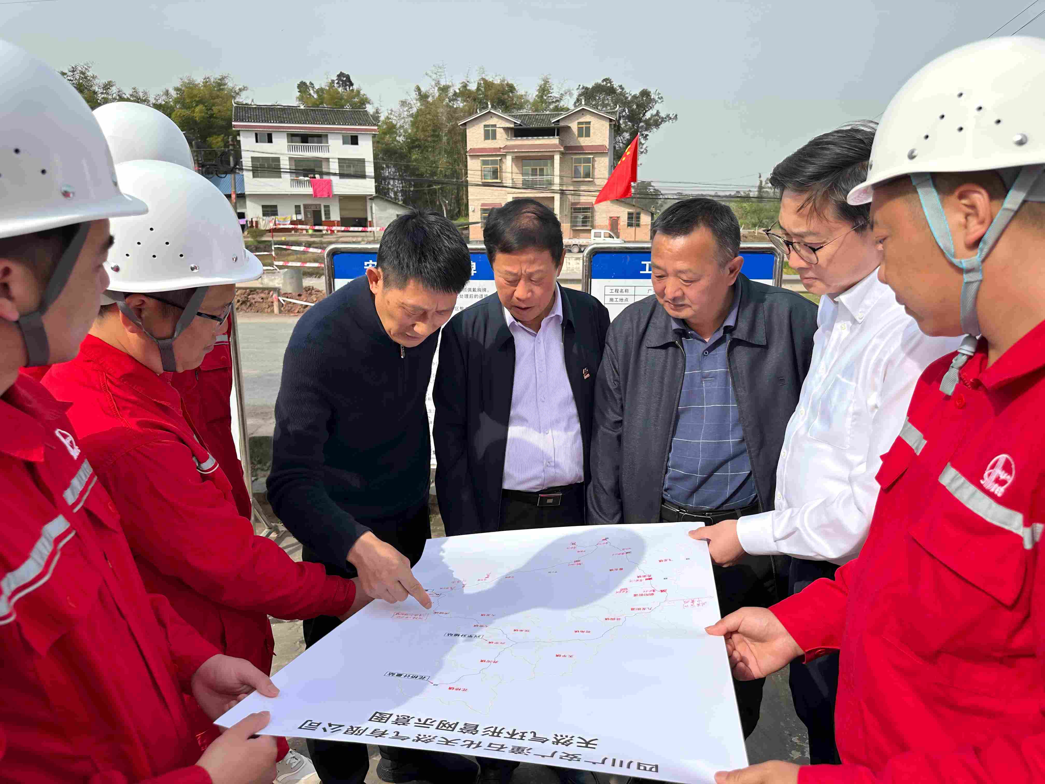 （图二）银河娱乐集团
销售公司董事长黄久长与东部供气区负责人金兴江等同志在广安岳池县天然气管道施工现场研究管网施工方案。(1).jpg